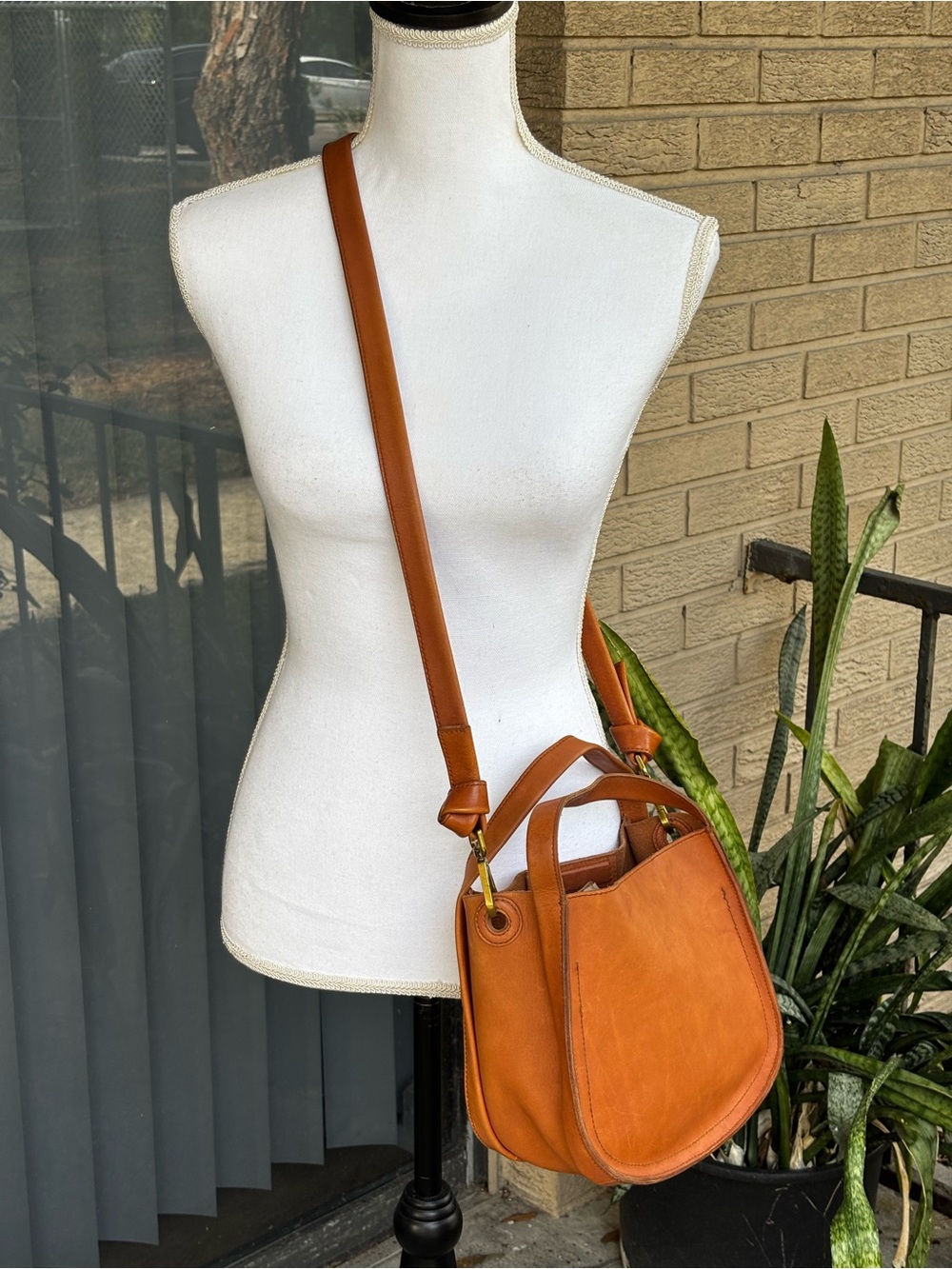 Madewell Sydney Smooth Luxe Leather Crossbody Bag Burnished Caramel - Picture 3 of 15